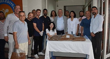 Edremit Belediyesi, Hayvansever Komşularına Mama Desteğinde Bulundu