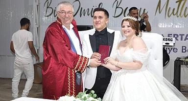 Edremit Belediyesi'nden Nikah Töreni: Furkan Memiş ve Şeyma Nisa Evlendi