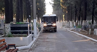 Edremit Belediyesi, Şehitlik ve Merkez Mezarlığında Temizlik Çalışması Yaptı