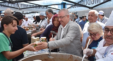 Edremit Belediyesi Vatandaşlara Aşure İkramı Yaptı