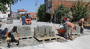 İvrindi Belediyesi Ekipleri Parke Taş Döşeme Çalışmalarına Devam Ediyor