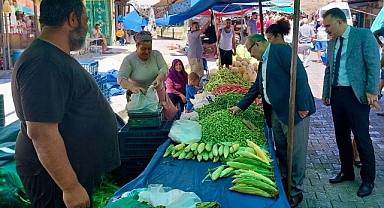 Vali İsmail Ustaoğlu Edremit Çarşamba Pazarı’nı Ziyaret Etti