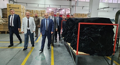 Vali İsmail Ustaoğlu, Gönen Deri İhtisas ve Karma OSB'de Denizler Deri Giyim'i Ziyaret Etti