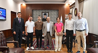 Vali İsmail Ustaoğlu, Öğrencilerle Buluştu ve Onların Performanslarını Takdir Etti