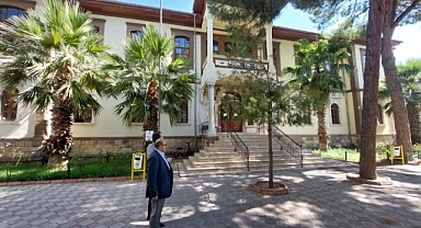 Vali Ustaoğlu Edremit Eski Hükümet Konağı'nı İnceledi