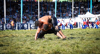 64. Geleneksel Kurtdereli Mehmet Pehlivan Yağlı Güreşlerinde Başpehlivan: Enes Doğan