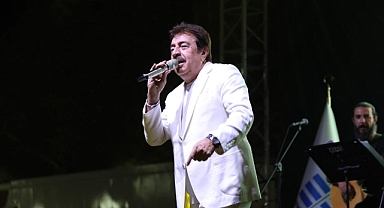 Ahmet Selçuk İlkan, 6. Edremit Kitap Fuarı’nın İlk Gününü Unutulmaz Bir Performansla Taçlandırdı