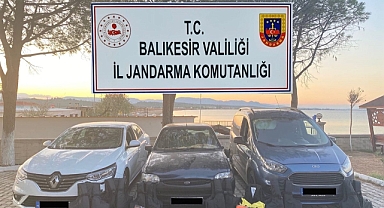 Ayvalık'ta Göçmen Kaçakçılığı Operasyonu: 3 Organizatör ve 22 Göçmen Yakalandı