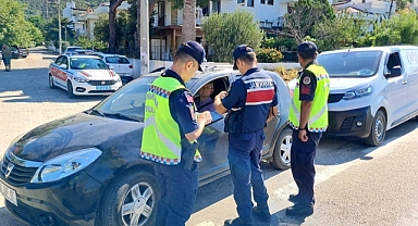 Balıkesir İl Jandarma Komutanlığı'ndan Emniyet Kemeri Denetimi: 8 Araç Trafikten Men Edildi