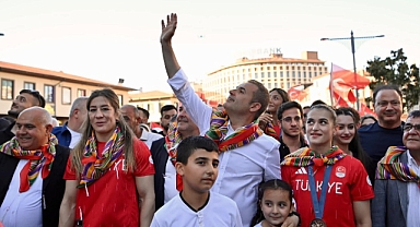 Balıkesir’in Gururları Olimpiyat Sporcuları, Başkan Akın’ı Ziyaret Etti ve Kurtdereli Güreşleri Kortejinde Yer Aldı