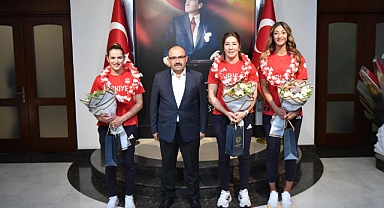 Balıkesirli Milli Sporcular Paris’teki Başarılarının Ardından Vali Ustaoğlu’nu Ziyaret Etti