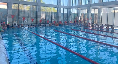 Bigadiç Belediyesi’nden Çocuklara Ücretsiz Yüzme Kursu