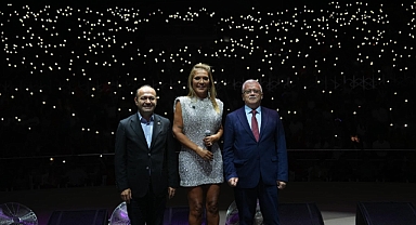 Burhaniye'de Demet Akalın Coşkusu: 34. Burhaniye - Ören Turizm Kültür ve Sanat Festivali’ne Büyük İlgi