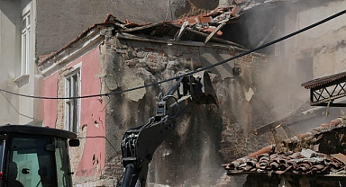 Edremit’te Metruk Binalar Güvenlik Nedeniyle Yıkıldı