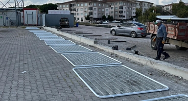 Gönen Belediyesi Pazar Yeri Korkuluklarını Yeniliyor