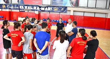 İl Müdürü Adem Özalp, Havran Spor Salonu'nda Sporcularla Buluştu