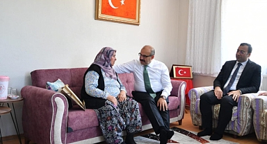 Vali Ustaoğlu, Şehit Halil İbrahim Köse'nin Ailesini Kepsut'taki Evlerinde Ziyaret Etti
