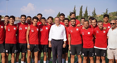 Ayvalık Belediye Başkanı Mesut Ergin, Ayvalıkgücü Belediyespor'un Antrenmanını Ziyaret Etti