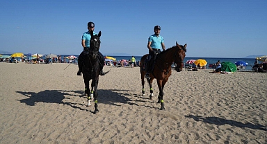 Ayvalık’ta Atlı Jandarma Timleri Güvenliği Sağlamak İçin Devriye Faaliyetlerine Devam Ediyor
