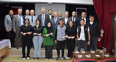 Balıkesir’de Ahilik Haftası Kapsamında Başarılı Öğrencilere Belgeleri Takdim Edildi