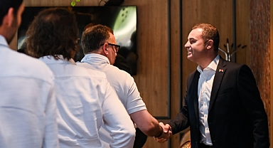 Başkan Ahmet Akın, Avlu Yaşam Merkezi'nde Esnaf ve Daire Başkanlarıyla Bir Araya Geldi