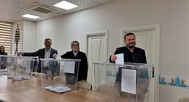 Belgin Uygur, AK Parti Altıeylül Delege Seçimlerinde Oyunu Kullandı