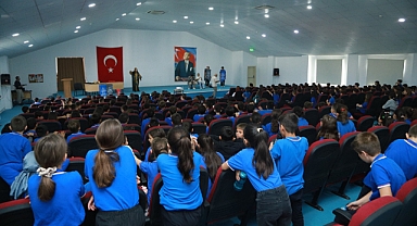 Burhaniye’de Dünya Temizlik Günü Farkındalık Eğitimi ile Kutlandı