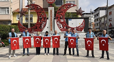 Dursunbey Belediyesi'nden Kurtuluş Günü Etkinlikleri: Esnaflara Türk Bayrağı Hediye Edildi