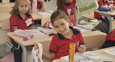 Dursunbey Belediyesi’nden Yeni Öğrencilere Destek: Boyama Seti ve Beslenme Çantası Hediyeleri