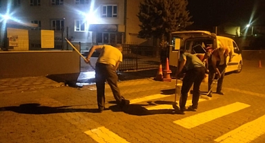 Edremit Belediyesi, Okul Önlerinde Yaya Geçidi Boyama Çalışmalarına Devam Ediyor