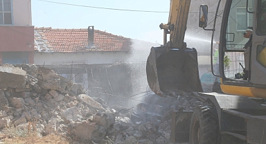 Edremit’te Metruk Bina Yıkıldı