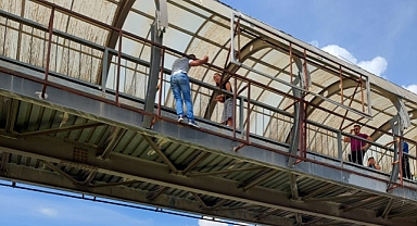 Edremit'te Üst Geçitte İntihar Girişimi! İtfaiye Ekipleri İkna Etti