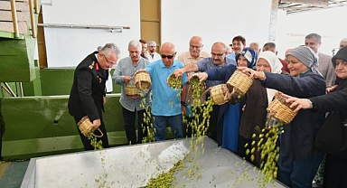 Vali İsmail Ustaoğlu, Ayvalık'ta Yılın İlk Zeytinyağı Sıkım Etkinliğine Katıldı