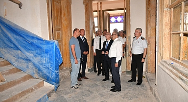 Vali İsmail Ustaoğlu, Ayvalık'taki Tarihi Kız Meslek Lisesi Restorasyon Alanını Ziyaret Etti