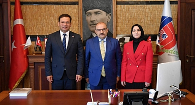 Vali İsmail Ustaoğlu'ndan Sındırgı Belediye Başkanlığı'na Ziyaret