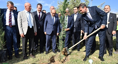 Vali İsmail Ustaoğlu ve Bakan Alparslan Bayraktar, Bigadiç Bor İşletme Müdürlüğü’nde Fidan Dikim Etkinliğine Katıldı