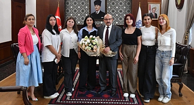YKS'de Başarılı Olan Öğrencilerden Vali İsmail Ustaoğlu'na Ziyaret