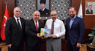 Ayvalık Ticaret Odası Başkanı Ali Uçar, Vali İsmail Ustaoğlu'nu Ziyaret Ederek 19. Ayvalık Uluslararası Zeytin Hasat ve Turizm Festivali'ne Davet Etti