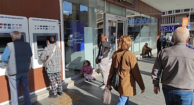 Balıkesir’de Banka Kuyruğu Sabahın İlk Saatlerinde Uzadı!