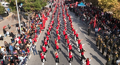 Balıkesir'de Cumhuriyet Coşkusu: 500 Kişilik Dev Zeybek Gösterisi Nefes Kesti