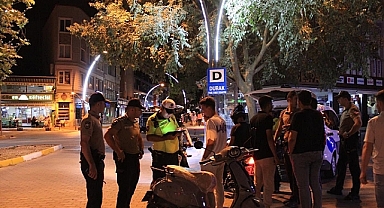 Balıkesir'de Huzur Operasyonu: 10 Aranan Şahıs Yakalandı, 24 Araç Trafikten Erkekler Edildi