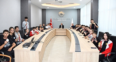 Balıkesir Gençlik ve Spor İl Müdürü Adem Özalp, Başarılı Sporcularla Buluştu