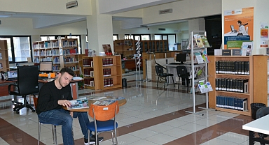 Balıkesir Üniversitesi öğrencilerinin yanında