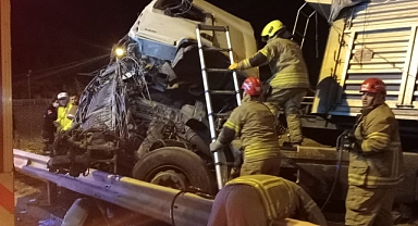 Bandırma'da Trafik Kazası: Sıkışan Kamyon Sürücüsü son anda kurtarıldı