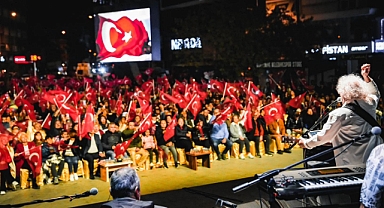 Burhaniye’de Cumhuriyet’in 101. Yılında Coşkulu Fener Alayı ve Yeni Türkü Rüzgarı