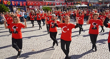 Cumhuriyet’in 101. Yılında Edremit'te Coşkulu Harmandalı Gösterisi