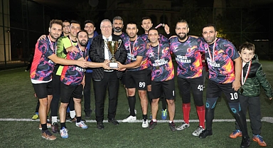 Edremit Belediyesi Cumhuriyet Kupası Halı Saha Futbol Turnuvası’nda Şampiyon Real Makbuz FC