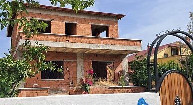 Edremit Belediyesi’nden Kaçak Yapıya Müdahale: Kızılkeçili Mahallesi'ndeki Ruhsatsız Yapı Yıkıldı