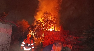 Karesi'nde Metruk Binada Alevler Fırladı