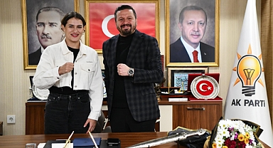 AK Parti Balıkesir İl Başkanı Aydemir, Milli Boksör Esra Yıldız Kahraman’ı Ağırladı